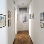 Ingresso e corridoio riservato dello studio di psicoterapia al secondo piano del Dott. Cristiano Pedersini a Trieste