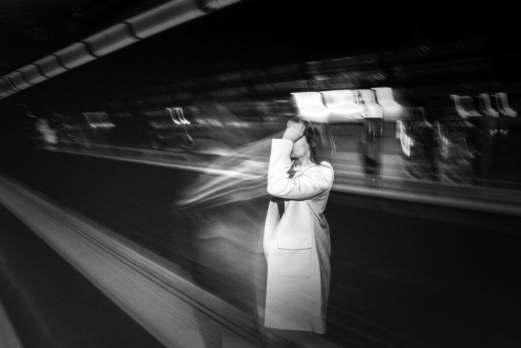 Dott. Cristiano Pedersini - Persona sulla banchina della metropolitana, metafora di ansia e solitudine