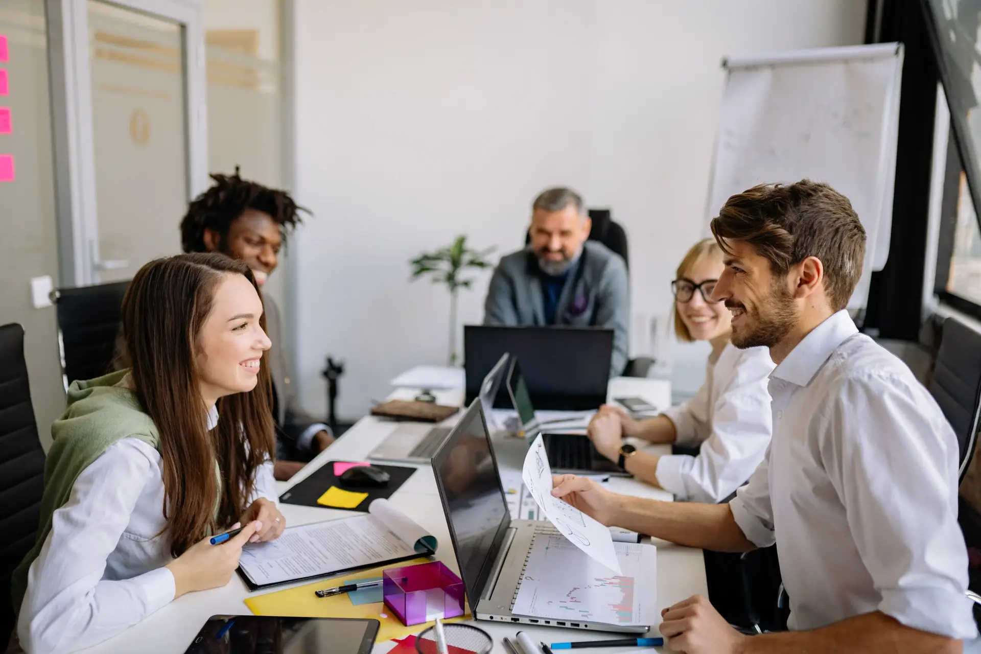Dott. Cristiano Pedersini - Team in riunione di lavoro positiva e proattiva, simbolo di collaborazione, equilibrio e serenità professionale, supporto psicologico a Trieste
