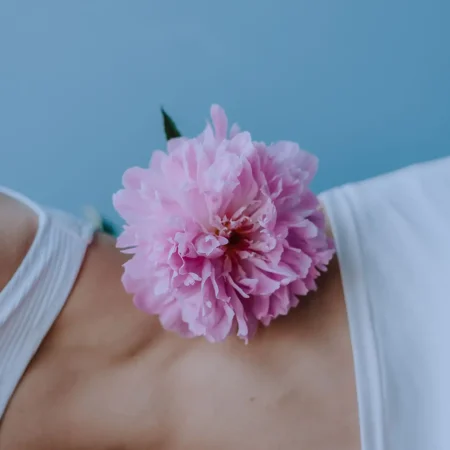 Dott. Cristiano Pedersini - Fiore rosa sul corpo, simbolo di delicatezza, cura di sé e rinascita, supporto per il disagio corporeo