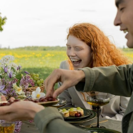 Dott. Cristiano Pedersini - Persone sorridenti che condividono il cibo all'aperto, simbolo di serenità a tavola, libertà dai sensi di colpa e riconciliazione con il corpo, supporto per i disturbi alimentari