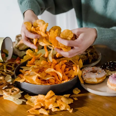 Dott. Cristiano Pedersini - Mani con cibo spezzettato e ciotola, simbolo della frammentazione e del conflitto con l'alimentazione, consulenza per disturbi alimentari